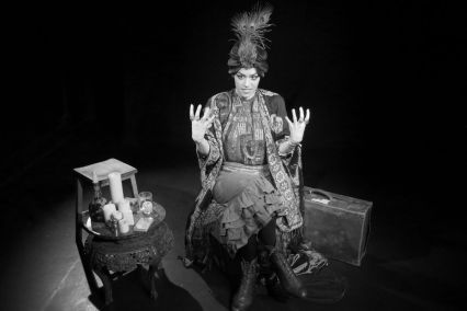 Showmanship, C royale, Review