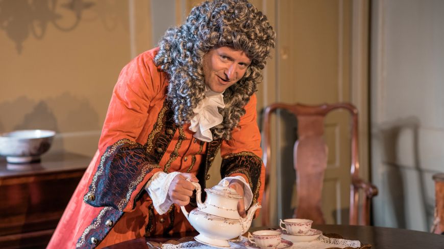 Kevin Lennon as Daniel Defoe in A Game of Death and Chance