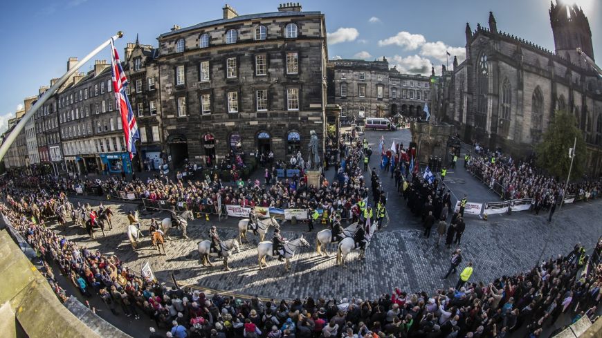 Edinburgh Riding of the Marches approach Mercat Cross