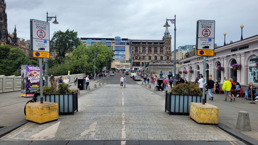 Waverley Bridge showing pedestrianised area