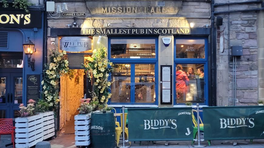 Front of the "smallest pub in Scotland"