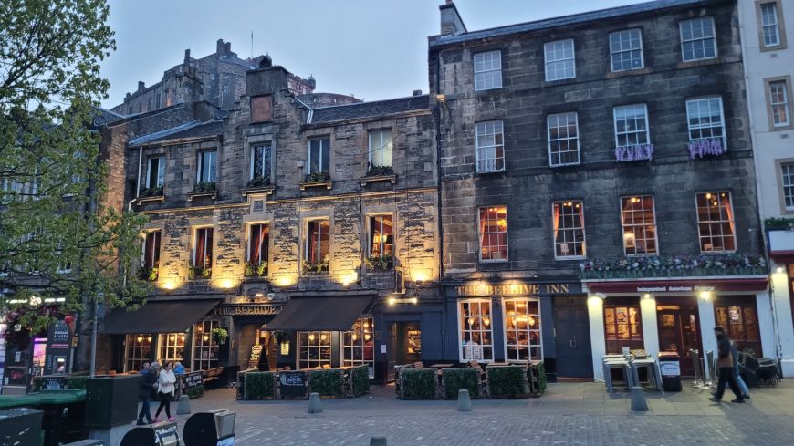 The Beehive Inn on the Grassmarket in the evening