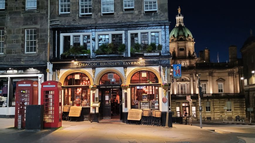 Outside Deacon Brodie's Tavern - a quiet night