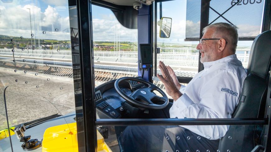 "Look no hands!" - Bus driver in an automated Enviro200AEV