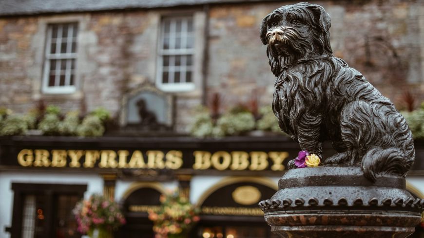 Statue of Greyfriar's Bobby with bar of his name behind