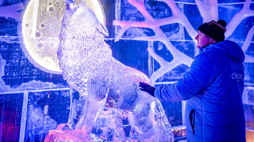 Wolf sculpture in the Polar Ice Bar in Edinburgh