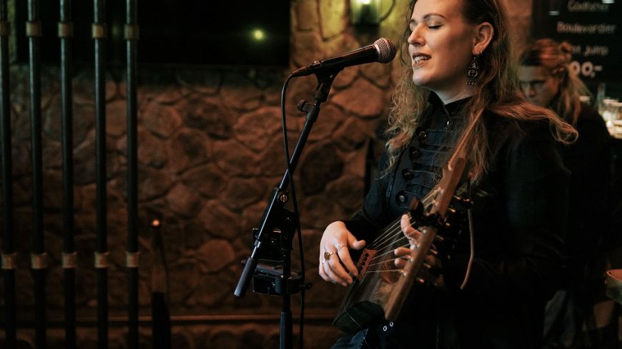Image Christine Kammerer singing and playing the Lyre