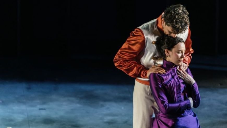 Robert Akodoto as Vronksy and Lindsey Campbell as Anna Karenina (photo credit, Robbie McFadzean)